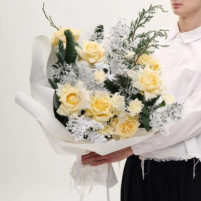 Новогодний букет из нобилиса с розами 